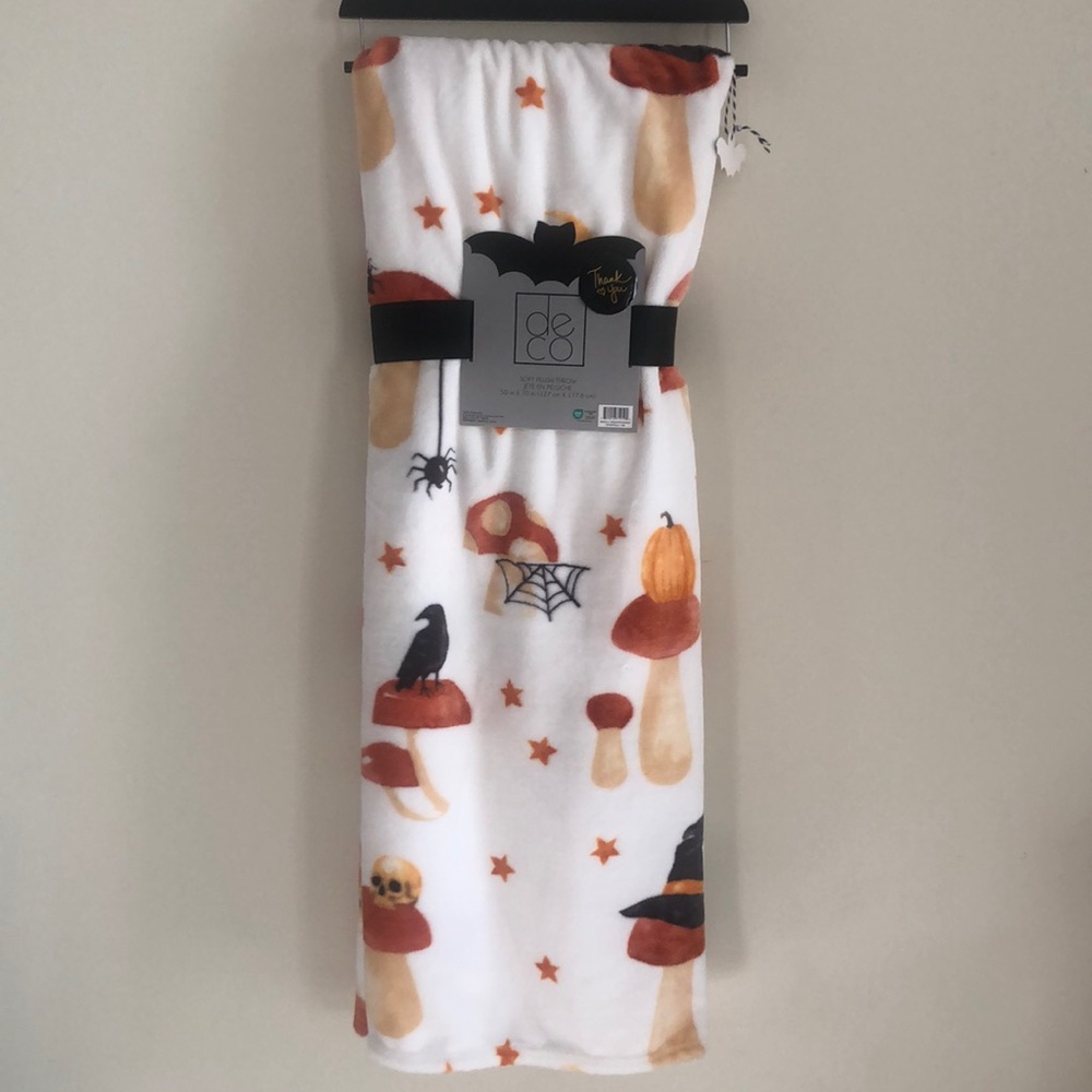 Deco HALLOWEEN Plush Throw Blanket - Pumpkins, Mushrooms, Spiders